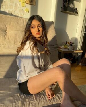 Simrat Sokhi Instagram - 𝚂𝚒𝚖 & 𝚝𝚑𝚎 𝚂𝚞𝚗 ♡