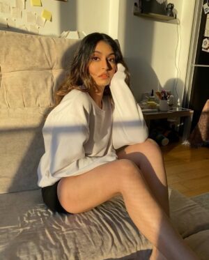 Simrat Sokhi Instagram - 𝚂𝚒𝚖 & 𝚝𝚑𝚎 𝚂𝚞𝚗 ♡