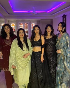 Simrat Sokhi Instagram - a Diwali full of love and light! 🎇✨