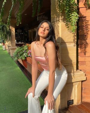 Simrat Sokhi Instagram - so what u waitin for🌷