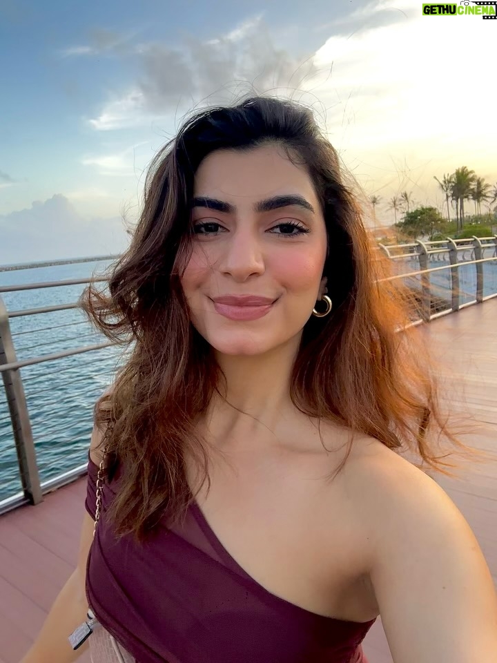 Simrithi Bathija - 2.4K Likes - Day well spent, memories well kept 🫰🏻🌼

.

.

.

Outfit @savana 
Bracelet stack @bansrimehtadesign 

#colombo #srilanka #portcity #exploresrilanka #explore #travelgram #travel #happygirl #momandme #escape #sunset #sumsetlovers #beauty #skies #traveler #simrithibathija