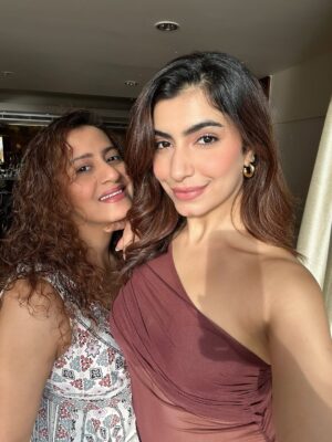 Simrithi Bathija Instagram - Day well spent, memories well kept 🫰🏻🌼

.

.

.

Outfit @savana 
Bracelet stack @bansrimehtadesign 

#colombo #srilanka #portcity #exploresrilanka #explore #travelgram #travel #happygirl #momandme #escape #sunset #sumsetlovers #beauty #skies #traveler #simrithibathija