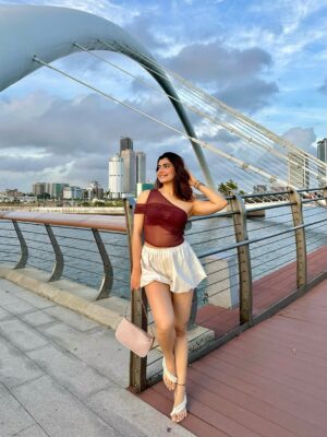 Simrithi Bathija Instagram - Day well spent, memories well kept 🫰🏻🌼

.

.

.

Outfit @savana 
Bracelet stack @bansrimehtadesign 

#colombo #srilanka #portcity #exploresrilanka #explore #travelgram #travel #happygirl #momandme #escape #sunset #sumsetlovers #beauty #skies #traveler #simrithibathija
