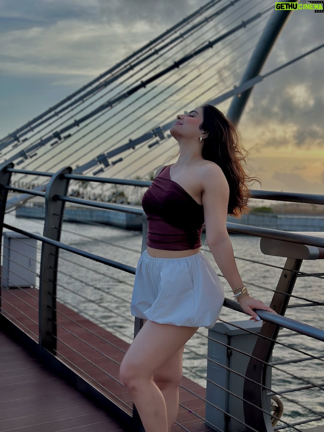 Simrithi Bathija - 2.4K Likes - Day well spent, memories well kept 🫰🏻🌼

.

.

.

Outfit @savana 
Bracelet stack @bansrimehtadesign 

#colombo #srilanka #portcity #exploresrilanka #explore #travelgram #travel #happygirl #momandme #escape #sunset #sumsetlovers #beauty #skies #traveler #simrithibathija