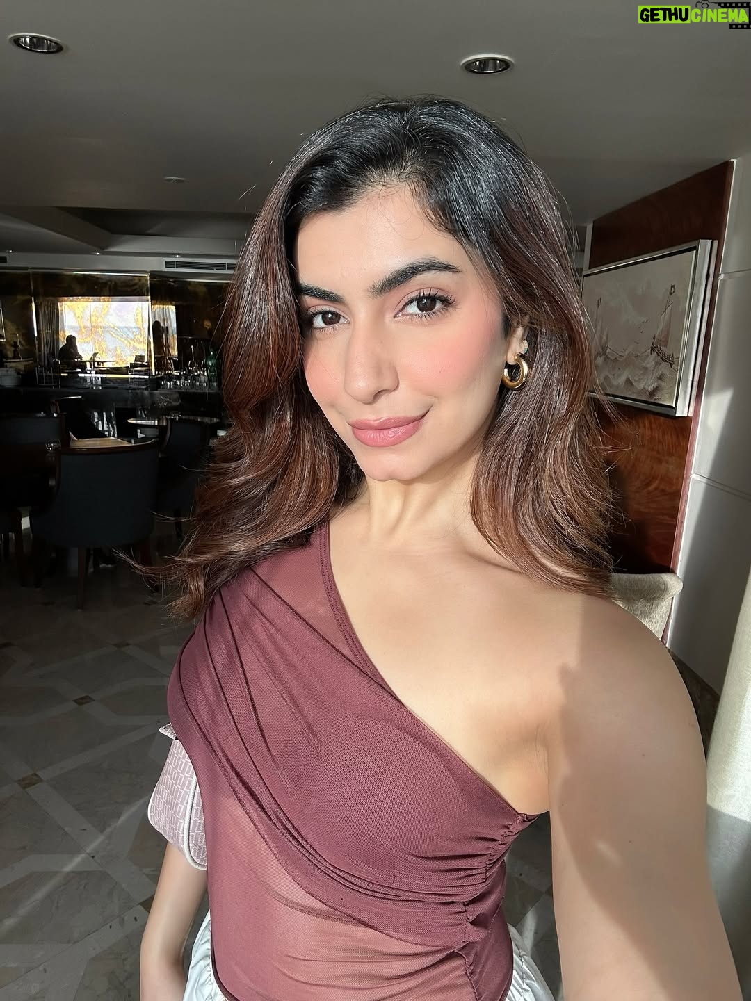 Simrithi Bathija - 2.4K Likes - Day well spent, memories well kept 🫰🏻🌼

.

.

.

Outfit @savana 
Bracelet stack @bansrimehtadesign 

#colombo #srilanka #portcity #exploresrilanka #explore #travelgram #travel #happygirl #momandme #escape #sunset #sumsetlovers #beauty #skies #traveler #simrithibathija