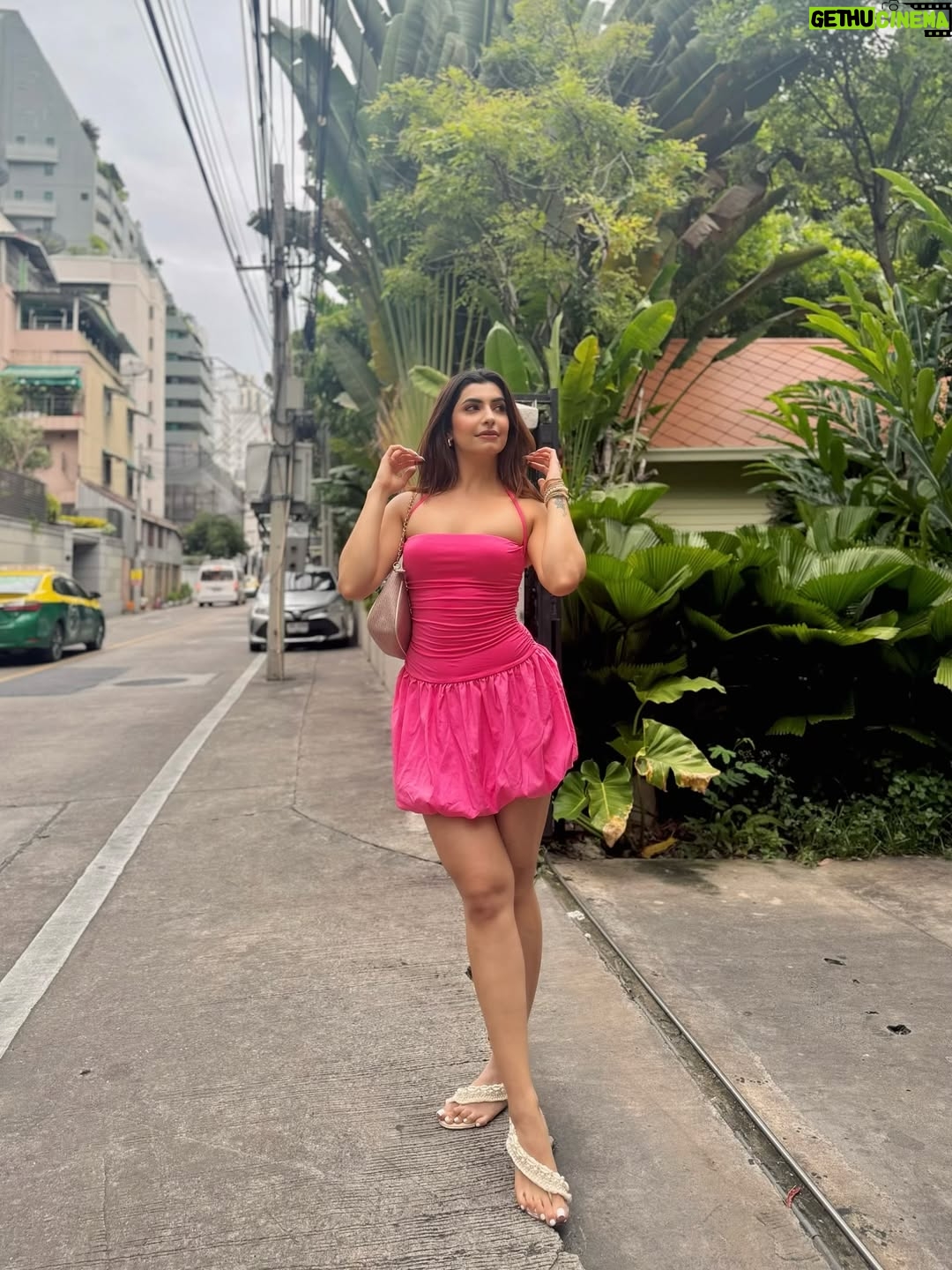 Simrithi Bathija - 2.5K Likes - Just wanna travel and be a pretty girl all my life💗🥥✨

.

.

.

Outfit @srstore09 

#ootd #ootdfashion #thailand #bangkok #cityofjoy #slowlife #travel #travelgram #pinkaesthetic #dressups #fyp #foryoypage #explore #explorepage #aesthetic #traveladdict #simrithibathija