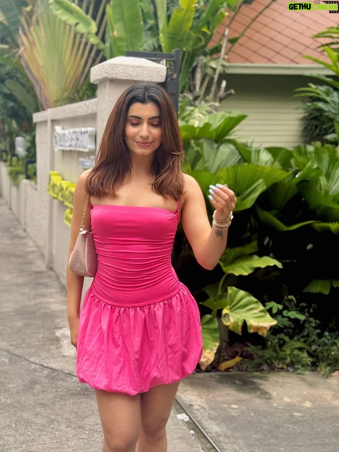 Simrithi Bathija - 2.5K Likes - Just wanna travel and be a pretty girl all my life💗🥥✨

.

.

.

Outfit @srstore09 

#ootd #ootdfashion #thailand #bangkok #cityofjoy #slowlife #travel #travelgram #pinkaesthetic #dressups #fyp #foryoypage #explore #explorepage #aesthetic #traveladdict #simrithibathija