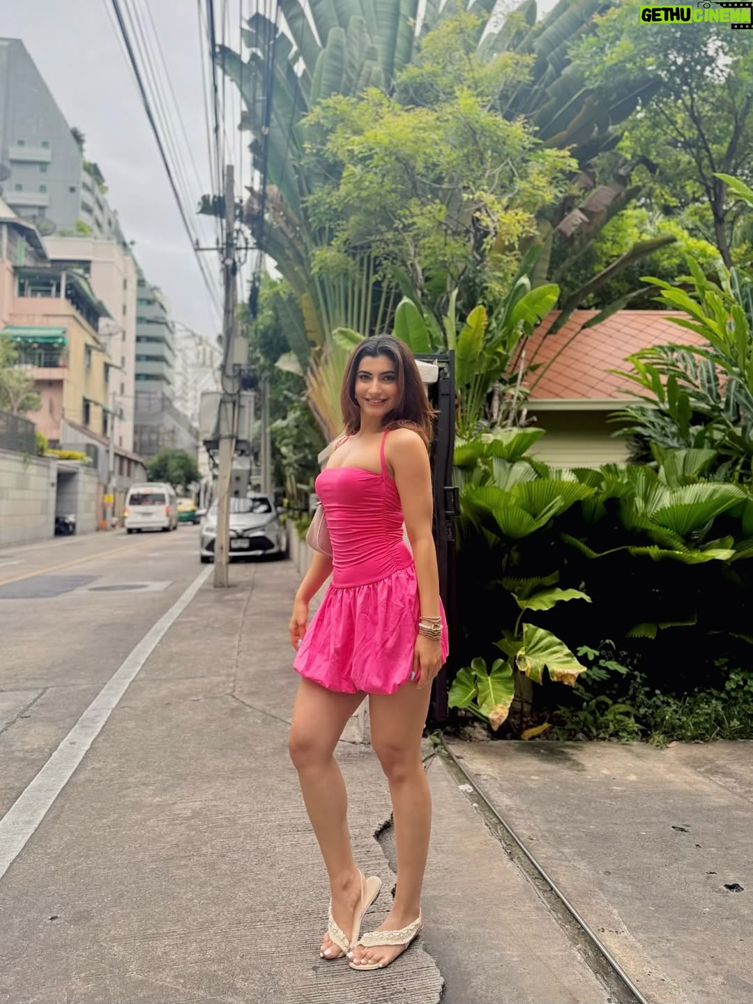 Simrithi Bathija - 2.5K Likes - Just wanna travel and be a pretty girl all my life💗🥥✨

.

.

.

Outfit @srstore09 

#ootd #ootdfashion #thailand #bangkok #cityofjoy #slowlife #travel #travelgram #pinkaesthetic #dressups #fyp #foryoypage #explore #explorepage #aesthetic #traveladdict #simrithibathija