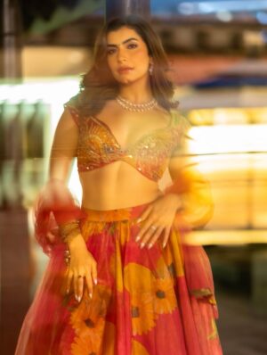 Simrithi Bathija Instagram - Ada ka jadoo🌙🌷 

.

.

.

felt like an absolute dream🫶🏻 in @plottwistlabel 
Captured beautifully by @iamsaadkhan 

.

.

.

#indianoutfit #indiangirl #indiagram #indianethnicwear #traditonal #tradition #desi #desigirl #bollywood #tollywood #indianbeautyblogger #etnic #festiveseason #festival #feativalfashion #festivevibes #fypage #foryoupage #explore #outfit #colombo #srilanka #india #simrithibathija