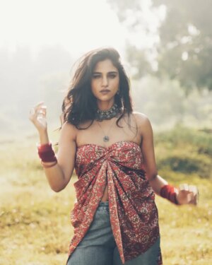 Siri Ravikumar Instagram - ನಿಷ್ಕಲಾ 
A women who is indivisible , whole and unbound 

Concept & Styling @khushi_jagadisha
Photography @varun_jayram
MUA @glambyathira