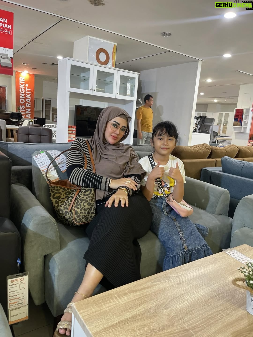 Sissy Firman - 242 Likes - Numpang ngadem 🤣