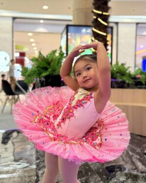 Siti Badriah Instagram - Anaku sudah bisa tampil sebagai balerina di atas panggung ❤️😭😭 apakah sebentar lagi akan menggeser tahtaku sebagai seorang biduan?? 🤣
Terimakasi buat onty onty yang sudah meramaikan menjadi suporter setia xarendulz dan baby clay hari inii ❤️