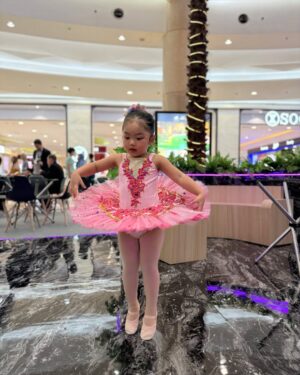 Siti Badriah Instagram - Anaku sudah bisa tampil sebagai balerina di atas panggung ❤️😭😭 apakah sebentar lagi akan menggeser tahtaku sebagai seorang biduan?? 🤣
Terimakasi buat onty onty yang sudah meramaikan menjadi suporter setia xarendulz dan baby clay hari inii ❤️