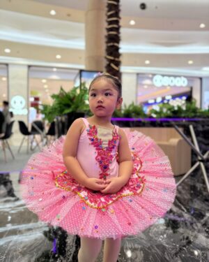 Siti Badriah Instagram - Anaku sudah bisa tampil sebagai balerina di atas panggung ❤️😭😭 apakah sebentar lagi akan menggeser tahtaku sebagai seorang biduan?? 🤣
Terimakasi buat onty onty yang sudah meramaikan menjadi suporter setia xarendulz dan baby clay hari inii ❤️