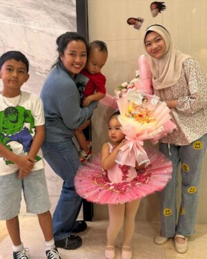 Siti Badriah Instagram - Anaku sudah bisa tampil sebagai balerina di atas panggung ❤️😭😭 apakah sebentar lagi akan menggeser tahtaku sebagai seorang biduan?? 🤣
Terimakasi buat onty onty yang sudah meramaikan menjadi suporter setia xarendulz dan baby clay hari inii ❤️