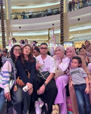 Siti Badriah Instagram - Anaku sudah bisa tampil sebagai balerina di atas panggung ❤️😭😭 apakah sebentar lagi akan menggeser tahtaku sebagai seorang biduan?? 🤣
Terimakasi buat onty onty yang sudah meramaikan menjadi suporter setia xarendulz dan baby clay hari inii ❤️