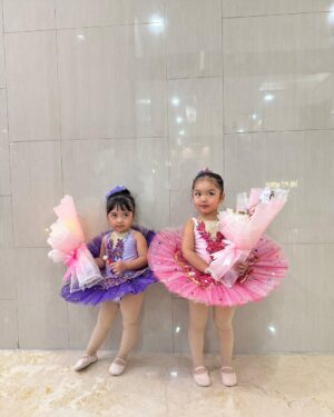 Siti Badriah Instagram - Anaku sudah bisa tampil sebagai balerina di atas panggung ❤️😭😭 apakah sebentar lagi akan menggeser tahtaku sebagai seorang biduan?? 🤣
Terimakasi buat onty onty yang sudah meramaikan menjadi suporter setia xarendulz dan baby clay hari inii ❤️