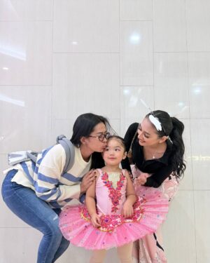 Siti Badriah Instagram - Anaku sudah bisa tampil sebagai balerina di atas panggung ❤️😭😭 apakah sebentar lagi akan menggeser tahtaku sebagai seorang biduan?? 🤣
Terimakasi buat onty onty yang sudah meramaikan menjadi suporter setia xarendulz dan baby clay hari inii ❤️