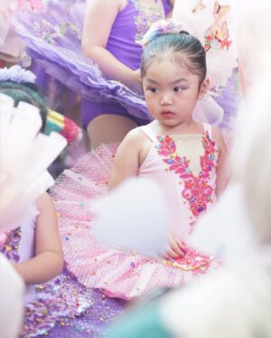 Siti Badriah Instagram - Anaku sudah bisa tampil sebagai balerina di atas panggung ❤️😭😭 apakah sebentar lagi akan menggeser tahtaku sebagai seorang biduan?? 🤣
Terimakasi buat onty onty yang sudah meramaikan menjadi suporter setia xarendulz dan baby clay hari inii ❤️