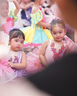 Siti Badriah Instagram - Anaku sudah bisa tampil sebagai balerina di atas panggung ❤️😭😭 apakah sebentar lagi akan menggeser tahtaku sebagai seorang biduan?? 🤣
Terimakasi buat onty onty yang sudah meramaikan menjadi suporter setia xarendulz dan baby clay hari inii ❤️