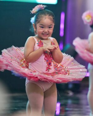 Siti Badriah Instagram - Anaku sudah bisa tampil sebagai balerina di atas panggung ❤️😭😭 apakah sebentar lagi akan menggeser tahtaku sebagai seorang biduan?? 🤣
Terimakasi buat onty onty yang sudah meramaikan menjadi suporter setia xarendulz dan baby clay hari inii ❤️