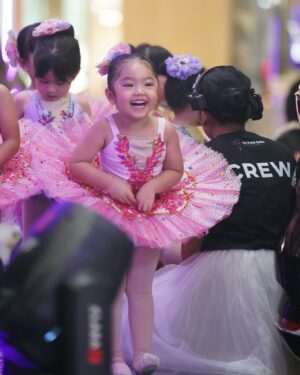 Siti Badriah Instagram - Anaku sudah bisa tampil sebagai balerina di atas panggung ❤️😭😭 apakah sebentar lagi akan menggeser tahtaku sebagai seorang biduan?? 🤣
Terimakasi buat onty onty yang sudah meramaikan menjadi suporter setia xarendulz dan baby clay hari inii ❤️