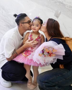 Siti Badriah Instagram - Anaku sudah bisa tampil sebagai balerina di atas panggung ❤️😭😭 apakah sebentar lagi akan menggeser tahtaku sebagai seorang biduan?? 🤣
Terimakasi buat onty onty yang sudah meramaikan menjadi suporter setia xarendulz dan baby clay hari inii ❤️