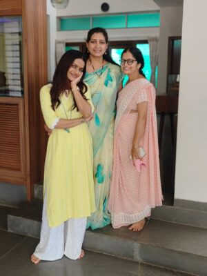 Siyaa Patil Instagram - A sister is both your mirror and your opposite, your safe place and your best friend 💞