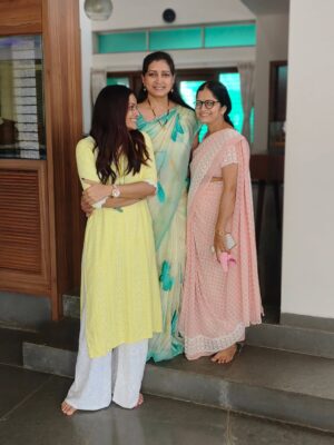 Siyaa Patil Instagram - A sister is both your mirror and your opposite, your safe place and your best friend 💞