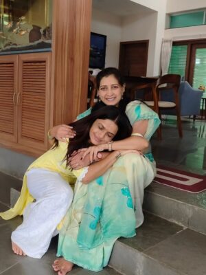 Siyaa Patil Instagram - A sister is both your mirror and your opposite, your safe place and your best friend 💞