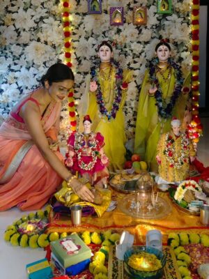 Siyaa Patil Instagram - गौरी गणपती म्हणजे नात्यातील जिव्हाळा, घरातील मंगलमयता आणि आयुष्यातील नवे समाधान 🙏🌿
#गौरीगणपती #GanapatiFestival #मंगलक्षण
Thank you @joshibagyashree  and @simply_neaa  for inviting me 🫰💗