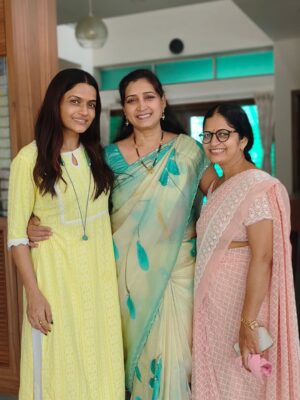 Siyaa Patil Instagram - A sister is both your mirror and your opposite, your safe place and your best friend 💞
