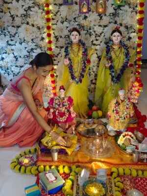 Siyaa Patil Instagram - गौरी गणपती म्हणजे नात्यातील जिव्हाळा, घरातील मंगलमयता आणि आयुष्यातील नवे समाधान 🙏🌿
#गौरीगणपती #GanapatiFestival #मंगलक्षण
Thank you @joshibagyashree  and @simply_neaa  for inviting me 🫰💗