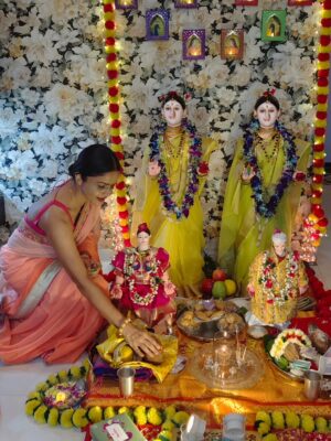 Siyaa Patil Instagram - गौरी गणपती म्हणजे नात्यातील जिव्हाळा, घरातील मंगलमयता आणि आयुष्यातील नवे समाधान 🙏🌿
#गौरीगणपती #GanapatiFestival #मंगलक्षण
Thank you @joshibagyashree  and @simply_neaa  for inviting me 🫰💗