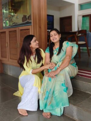 Siyaa Patil Instagram - A sister is both your mirror and your opposite, your safe place and your best friend 💞