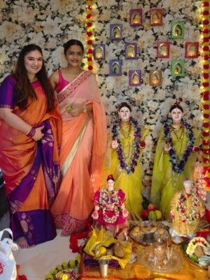 Siyaa Patil Instagram - गौरी गणपती म्हणजे नात्यातील जिव्हाळा, घरातील मंगलमयता आणि आयुष्यातील नवे समाधान 🙏🌿
#गौरीगणपती #GanapatiFestival #मंगलक्षण
Thank you @joshibagyashree  and @simply_neaa  for inviting me 🫰💗