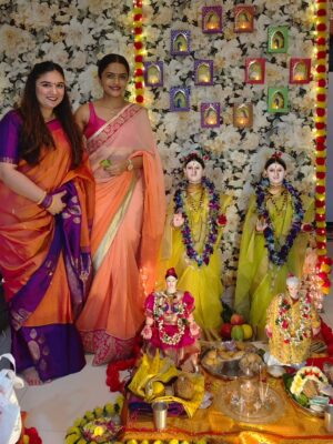 Siyaa Patil Instagram - गौरी गणपती म्हणजे नात्यातील जिव्हाळा, घरातील मंगलमयता आणि आयुष्यातील नवे समाधान 🙏🌿
#गौरीगणपती #GanapatiFestival #मंगलक्षण
Thank you @joshibagyashree  and @simply_neaa  for inviting me 🫰💗