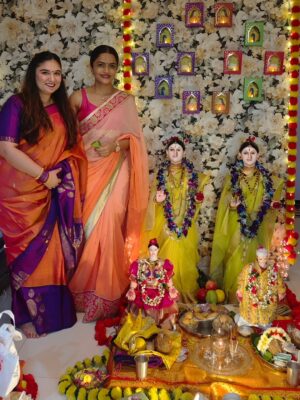 Siyaa Patil Instagram - गौरी गणपती म्हणजे नात्यातील जिव्हाळा, घरातील मंगलमयता आणि आयुष्यातील नवे समाधान 🙏🌿
#गौरीगणपती #GanapatiFestival #मंगलक्षण
Thank you @joshibagyashree  and @simply_neaa  for inviting me 🫰💗