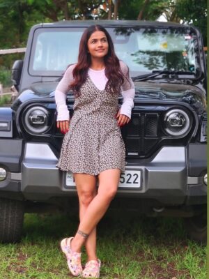 Siyaa Patil Instagram - Clicked some wonderful pictures with this stunning Thar on our movie set 🎬✨
This beauty belongs to the amazing couple @kittypieee__ Shraddha &  @mane_ya._.na_mane  Rohit, who brought it home in January 2025 🚙💫
Absolutely loved the vibe of their ride.
Shraddha and Rohit, you both are such a lovely couple, wishing you a lifetime full of joy and togetherness ❤️

#MovieSetVibes #TharMoments #ShraddhaAndRohit #TharLove #January2025 #OnSetMagic #GratefulForFriends #PowerCouple #TharElegance

@kittypieee__ 
@mane_ya._.na_mane