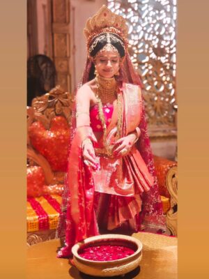 Siyaa Patil Instagram - देवी माँ का रूप धारण करना मेरे लिए एक आशीर्वाद है।
माँ की शक्ति, करुणा और स्नेह हर नारी में समाया है।
इस पवित्र रूप में मुझे देखने के लिए देखिए #VeerHanuman धारावाहिक, केवल Sony SAB पर।
🙏 माँ का आशीर्वाद सभी पर बना रहे।