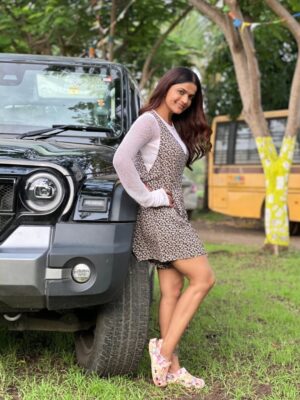 Siyaa Patil Instagram - Clicked some wonderful pictures with this stunning Thar on our movie set 🎬✨
This beauty belongs to the amazing couple @kittypieee__ Shraddha &  @mane_ya._.na_mane  Rohit, who brought it home in January 2025 🚙💫
Absolutely loved the vibe of their ride.
Shraddha and Rohit, you both are such a lovely couple, wishing you a lifetime full of joy and togetherness ❤️

#MovieSetVibes #TharMoments #ShraddhaAndRohit #TharLove #January2025 #OnSetMagic #GratefulForFriends #PowerCouple #TharElegance

@kittypieee__ 
@mane_ya._.na_mane
