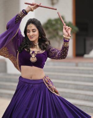 Smita Gondkar Instagram - This year, Navratri gives us an added day to celebrate devotion, strength, and the eternal blessings of Maa Durga.💜

#smitagondkar #smittens #navratrivibes❤️ #dandiya #explore #navratrispecial❤️