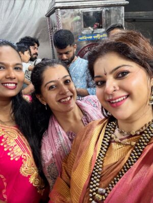 Sneha Wagh Instagram - Lalbaug cha Raja 
Ganesh Gulli Mumbai Cha Raja 
🪷
.
.
.
Radhe Radhe 
Ganpati Bappa Morya 
.
.
.
@apaapisarees 
.
.
.
Makhanchor , Sneha Wagh , Ganesh Utsav 2025 
#snehawagh #mymakhanchor #ganpatibappamorya #laalbaugcharaja #ganeshgalli #mumbaicharaja #lalbaughcharaja #mumbai #mumbaikar #ganeshutsav
