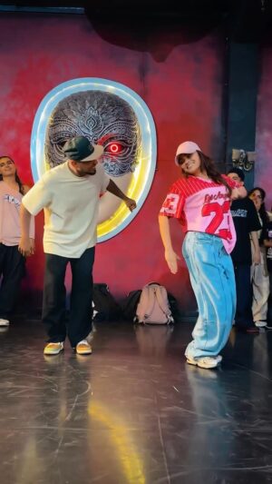 Sneha world Instagram - No khitpit dancing with @kartikraja_1309 cuz baby badi fit fit 👻🫶🏻
#snehaworld #dance #kartikrajachoreography #lovemerahithit