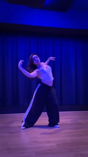 Sneha world Instagram - How I appear in his dreams! 🧜🏻♀️
Super sexy Choreo by @donny.allstars🫰🏻
🎵 @heisrema
#snehaworld #reels #dance