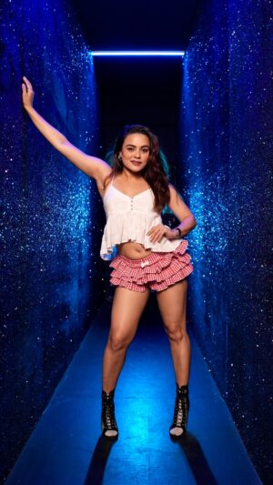 Sneha world Instagram - Moves on beat💓Hawa on fleek! 💨🎶
🎥 @akash.yadav7245 🫰🏻
#badlisihawahaihookstep #snehaworld #dance #reels