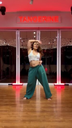 Sneha world Instagram - Tetema @tangerineartsstudio 🤩! Thank you girlies for coming through. I had a great time teaching at my fav studio 🫶🏻
#ohmamatetema #snehaworld #dance #choreography