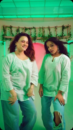 Sneha world Instagram - Bas gaya 🫀mei kaise 🫵🏻
Finally dancing with my fav @sapna_raikwar2 🫰🏻
#dheeredheere #snehaworld #reels