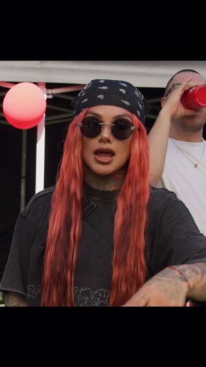 Snow Tha Product Instagram - LA CANCION YA SALIO! EL VIDEO DE SABADO SALE MANANA A LAS 9 AM EN @rollingstone ❤️❤️ 10 AM everywhere else 🙏🏽🙏🏽🙏🏽😊😊