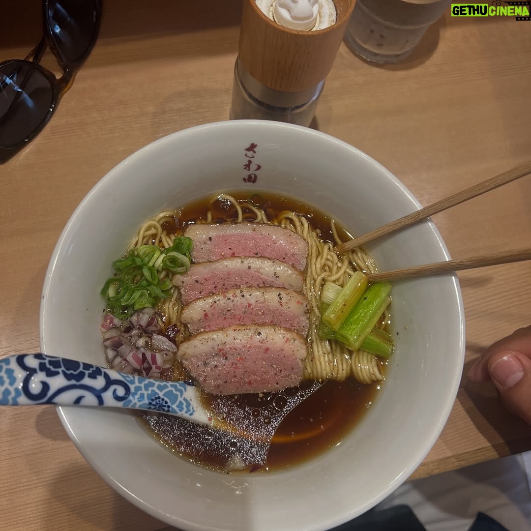 Sofía Lama - 1.4K Likes - Japón… la búsqueda constante de la sofisticación a través de la simpleza. Una sociedad que se basa en el respeto pensando siempre en bienestar del prójimo, una país tan seguro que los niños toman solos el metro para ir a la escuela, todo eso y más, eso es Japón ❤️